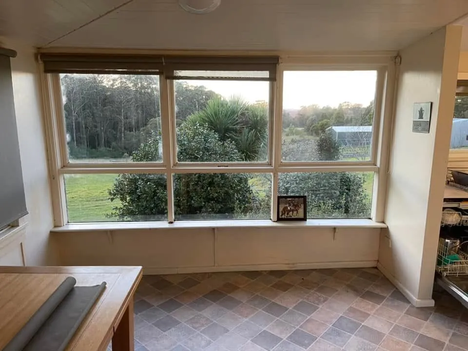 Dining room with old windows before replacement
